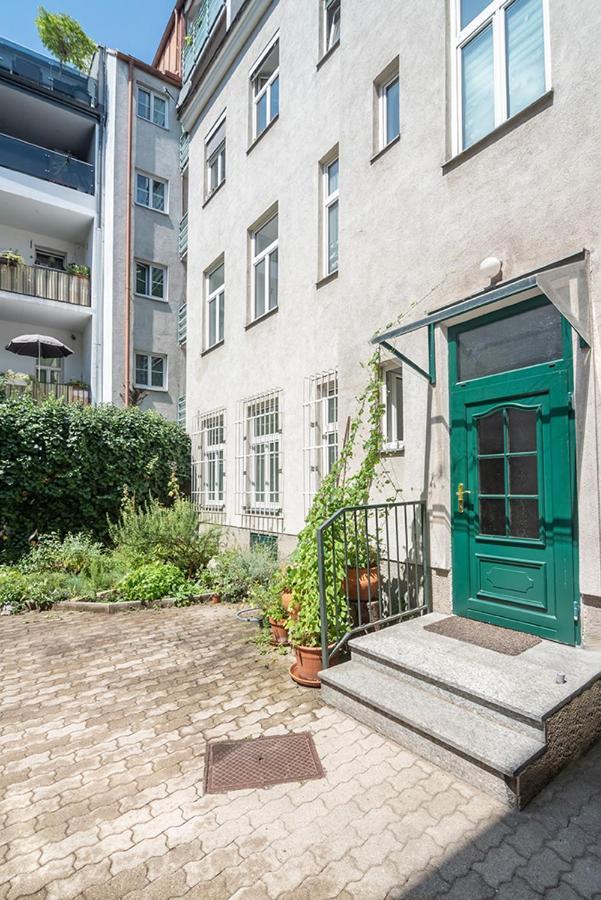 Colorful Facing Courtyard Appartement Vienne