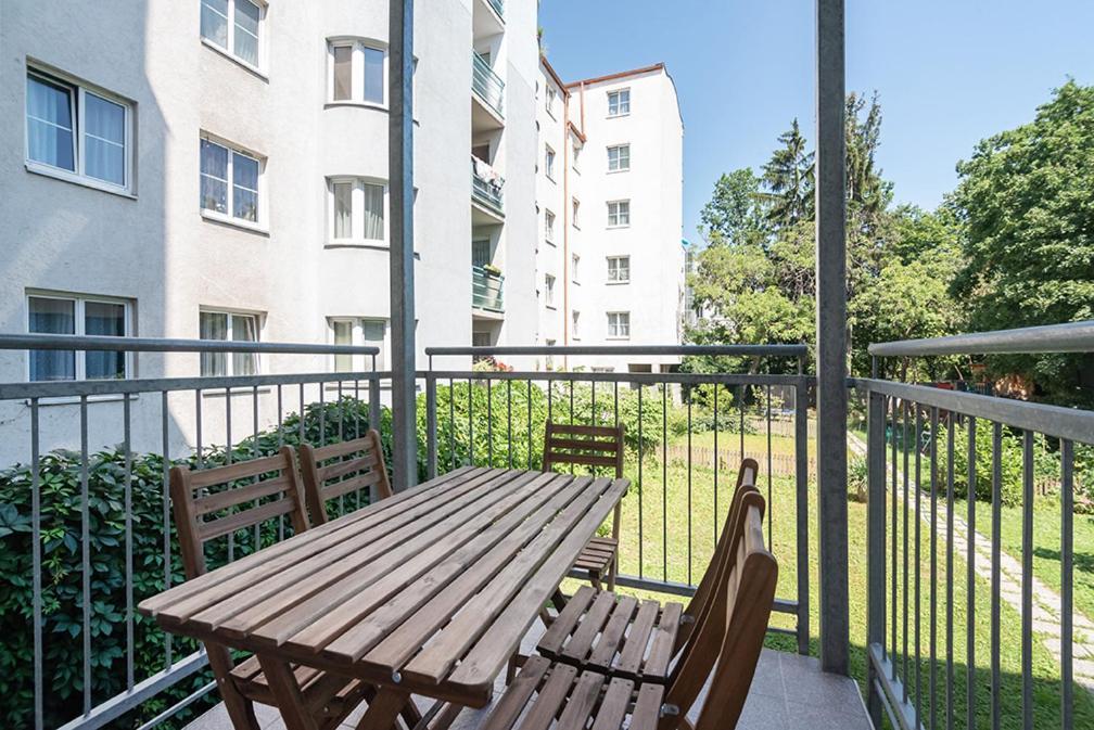 Colorful Facing Courtyard Appartement *